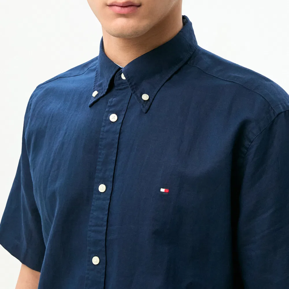 Мужская однотонная рубашка Regular fit из смеси льна и хлопка тёмно-синяя от Tommy Hilfiger — фото 4