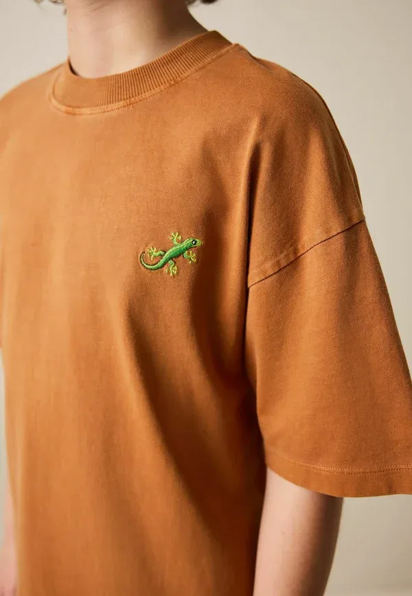 Футболка Regular fit, Next, модель washed chest embroidery t-shirt, ржаво-коричневый — фото 3