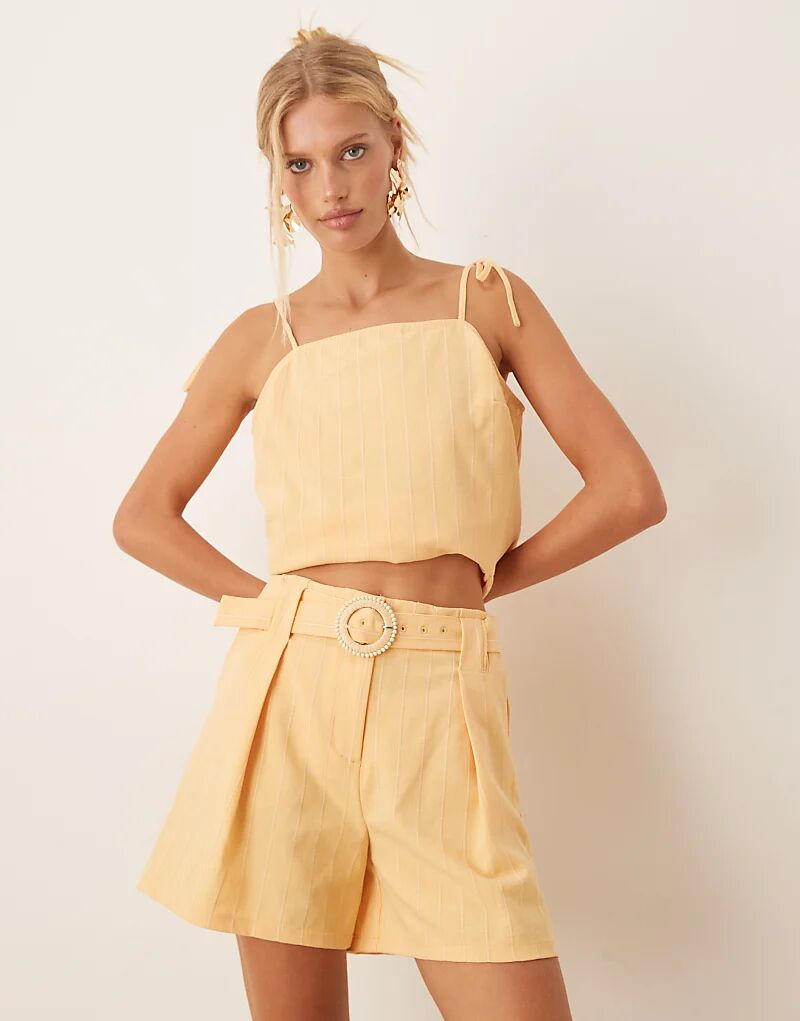 

Строгие шорты с поясом в желтую полоску от ASOS DESIGN — часть комплекта