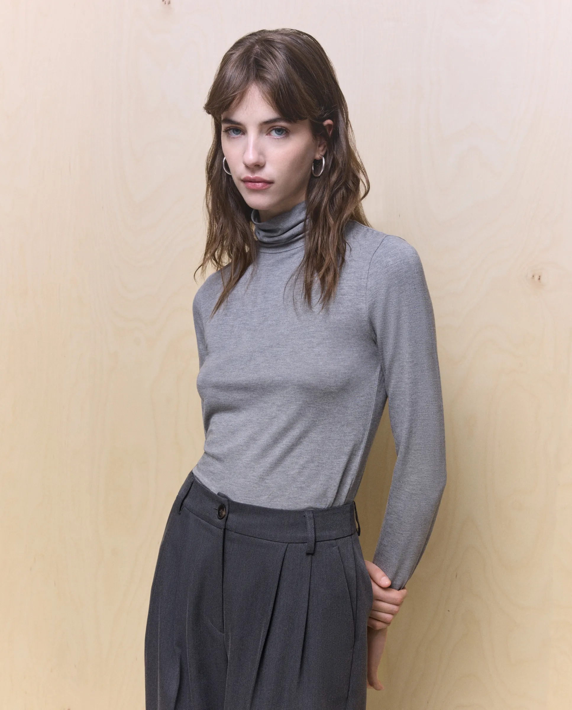 

Женская футболка с длинным рукавом и воротником-стойкой Easy Wear, светло-серый