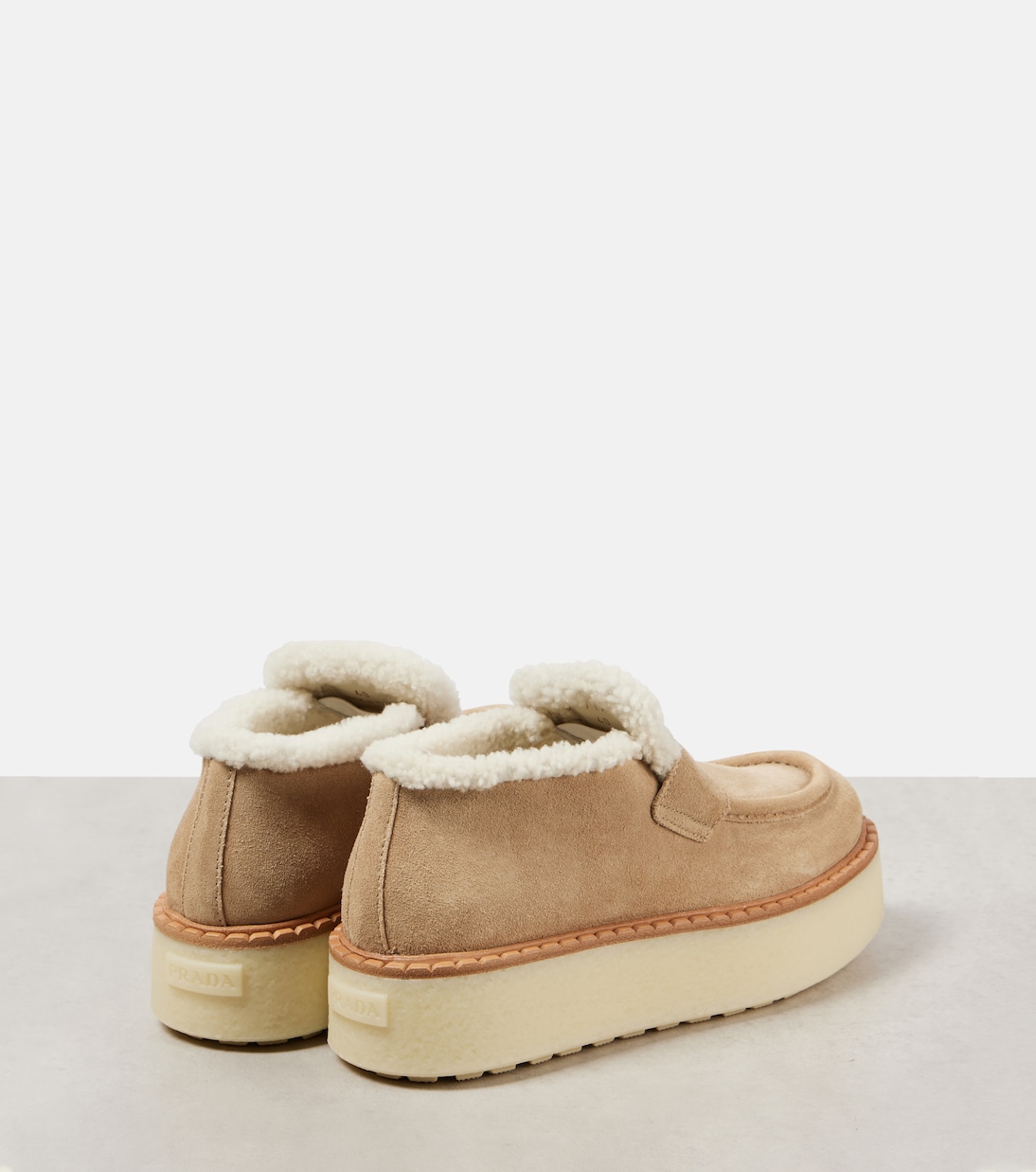 Evolve замшевые платформенные лоферы Prada, экрю — фото 2