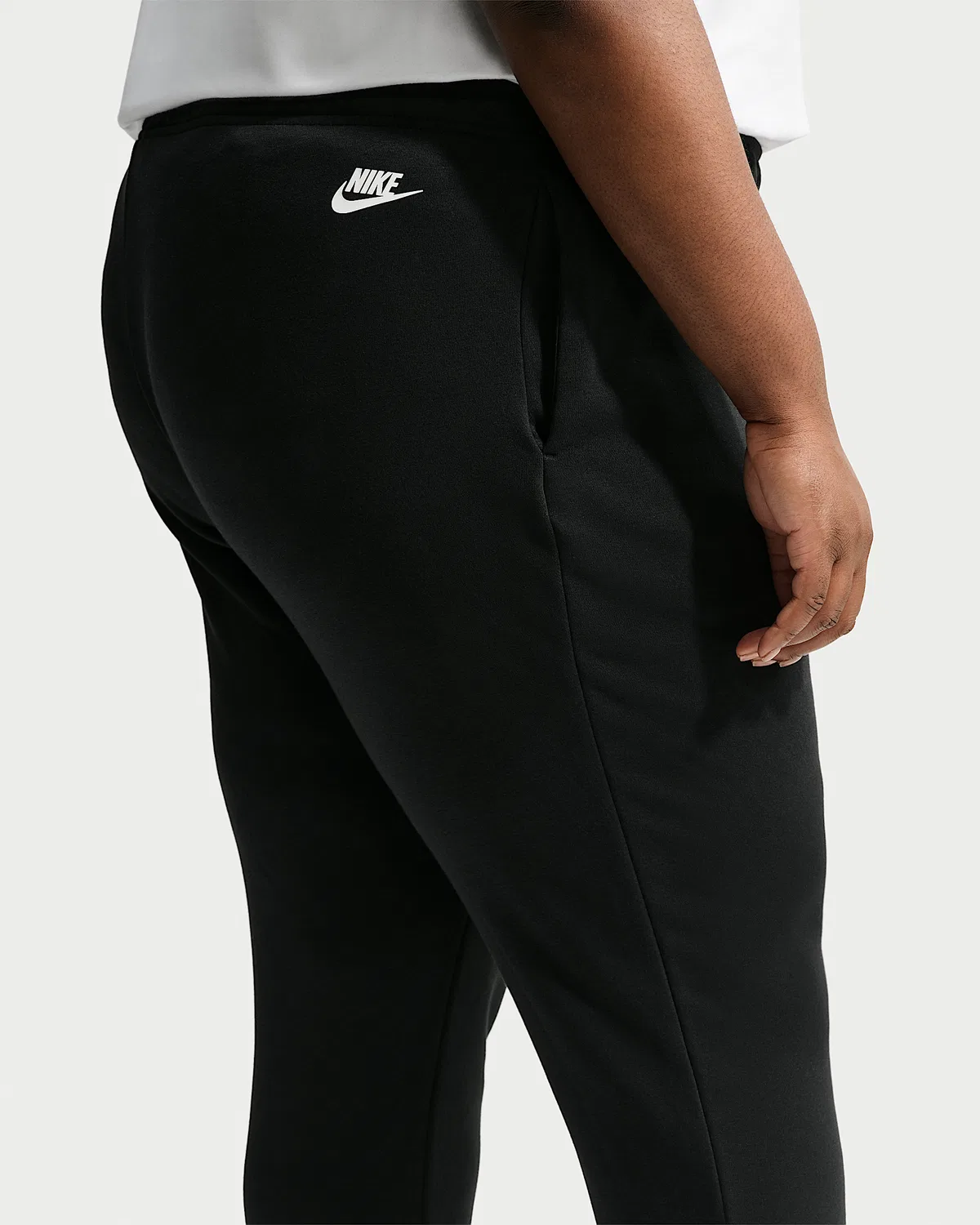 Женские спортивные штаны Nike Sportswear Club Fleece с принтом, средней посадки (плюс сайз), Black/White — фото 3