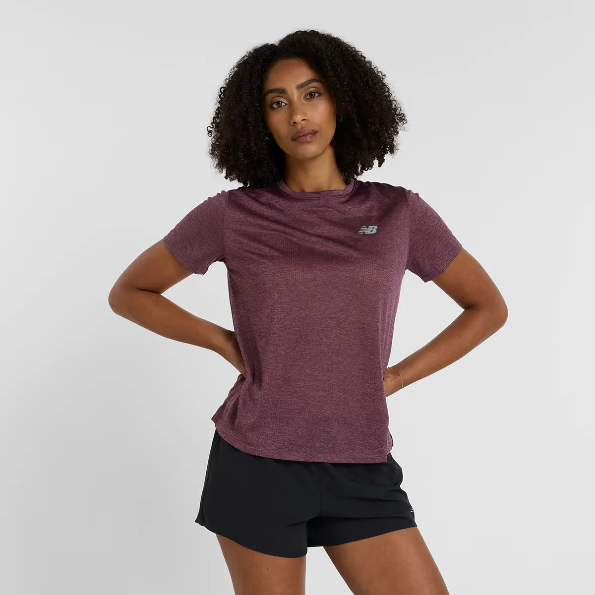 

Женская футболка New Balance WT41253FPH, бордовый