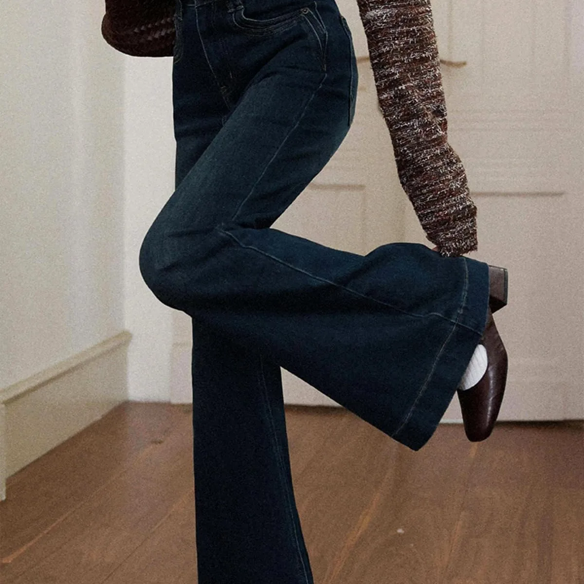 Женские джинсы Flared Denim High Waist Vintage с поврежденным подолом и боковыми карманами — фото 3