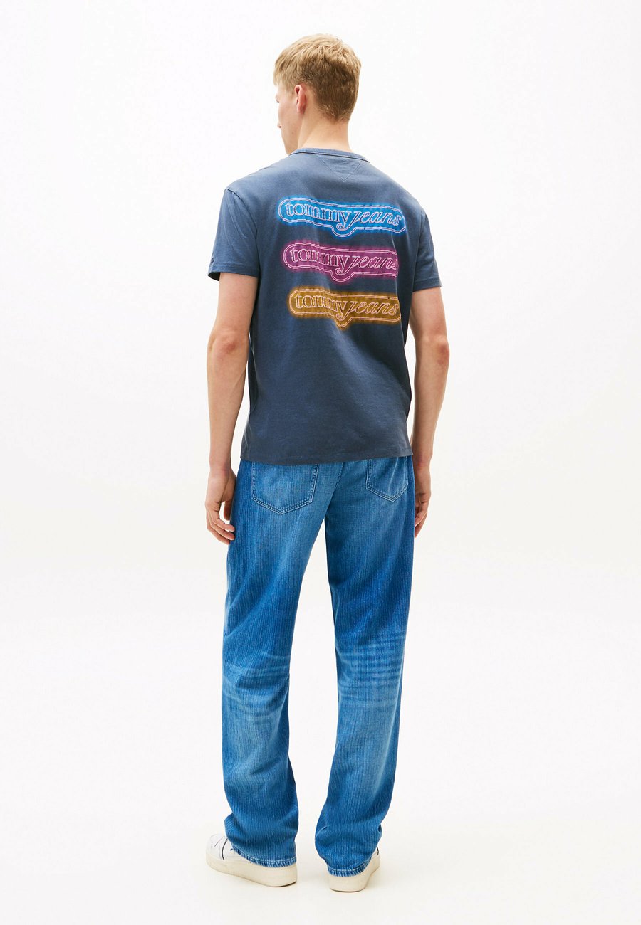 

Футболка Tommy Jeans GRAPHIC CREW NECK , Dark Night Navy Coney Island/Black, Черный, Футболка Tommy Jeans GRAPHIC CREW NECK , Dark Night Navy Coney Island/Black