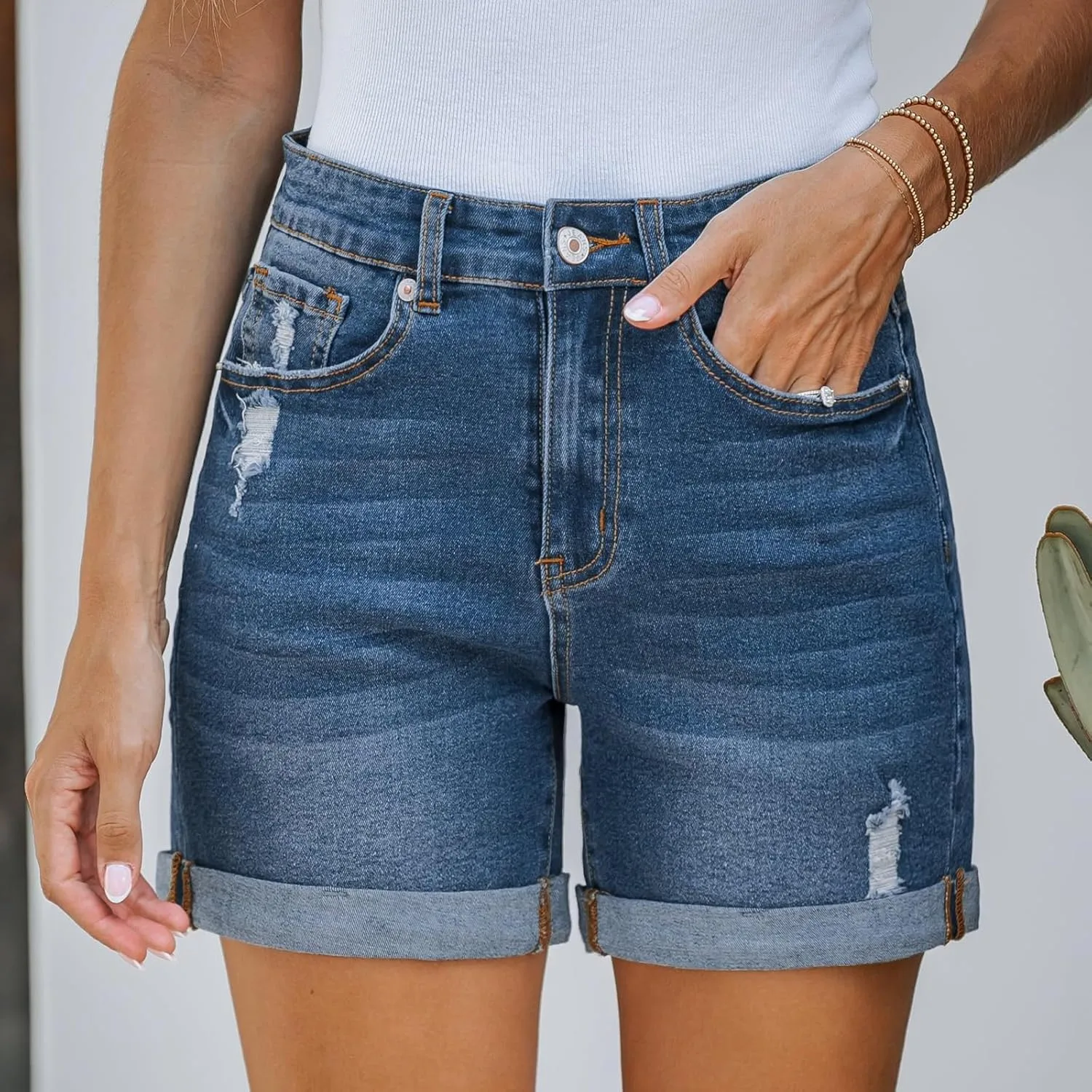 Джинсовые шорты для женщин High Waisted с манжетами и потертостями — фото 2
