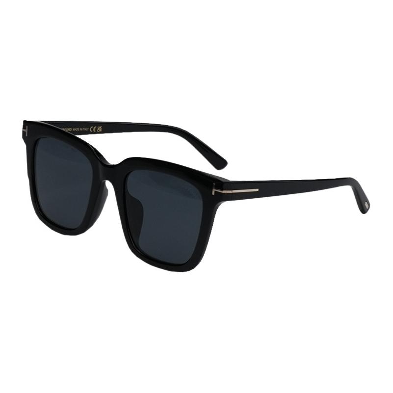 

Квадратные солнцезащитные очки женские черные TOM FORD