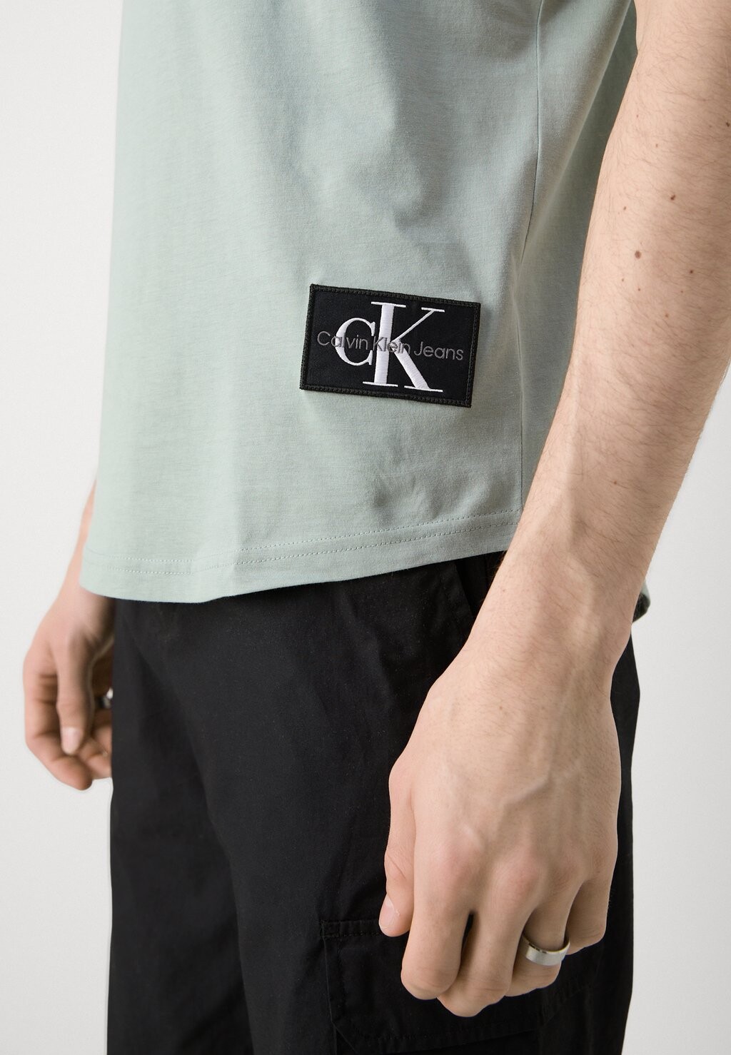 

Базовая футболка Badge Turn Up Sleeve Calvin Klein, шиферно-серая