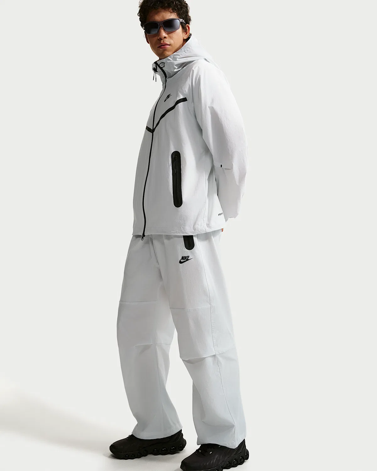 Мужские спортивные штаны Nike Tech Dri-FIT Woven, Off White/Off White/Black — фото 4