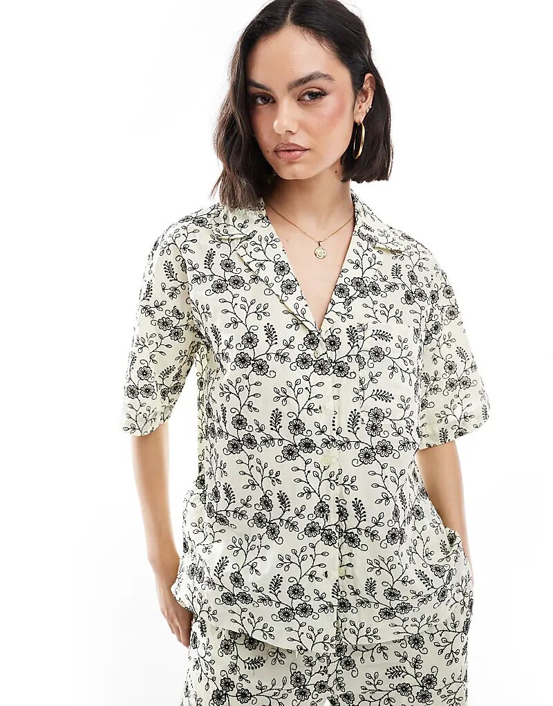 

Рубашка ASOS DESIGN с контрастной вышивкой