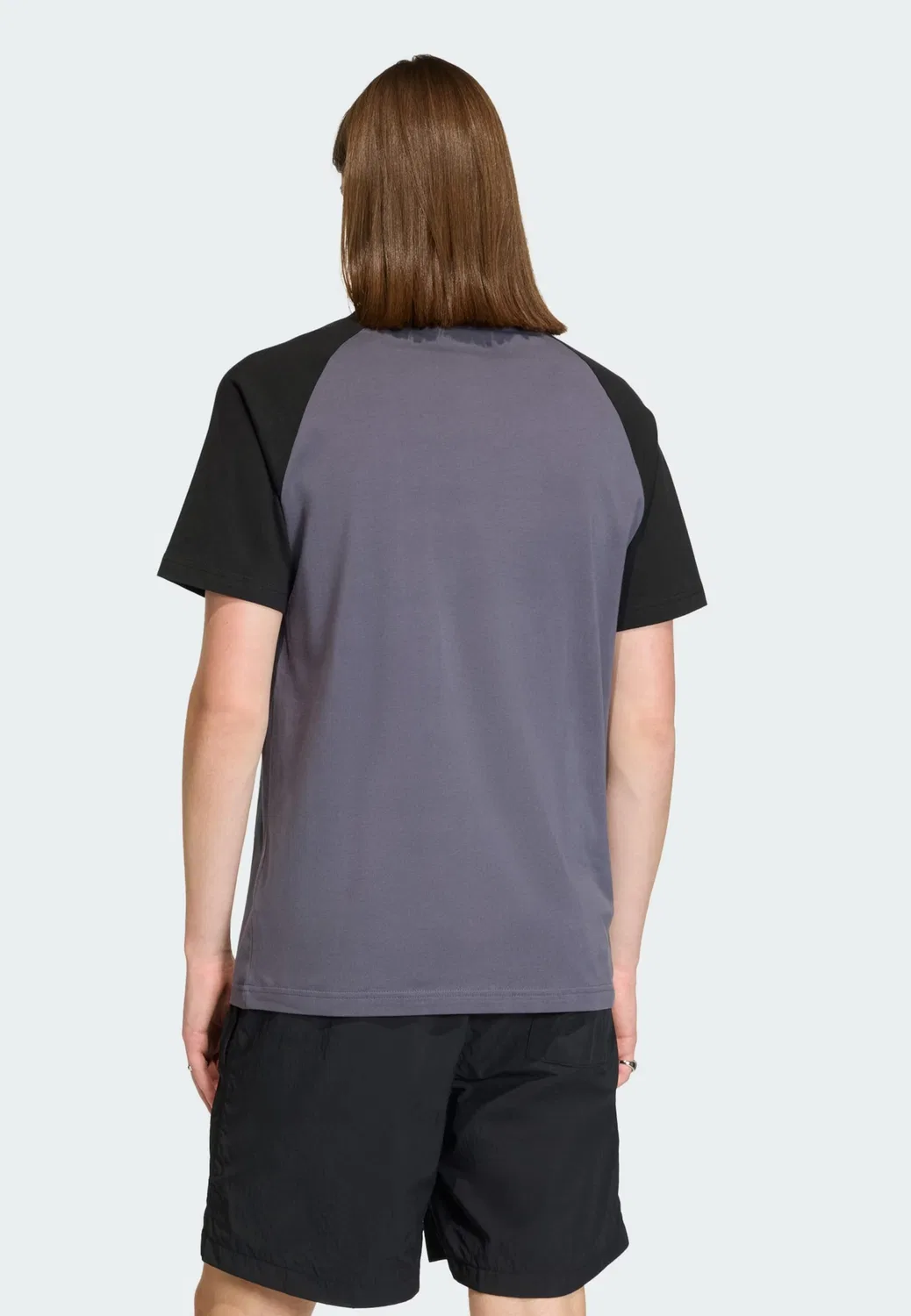 Футболка Adidas Originals CHEST STRIPES цвета базальтово-серый — фото 3