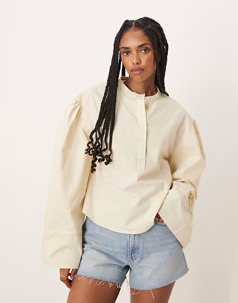 

Рубашка из поплина с оборками на рукавах ASOS DESIGN цвета экрю