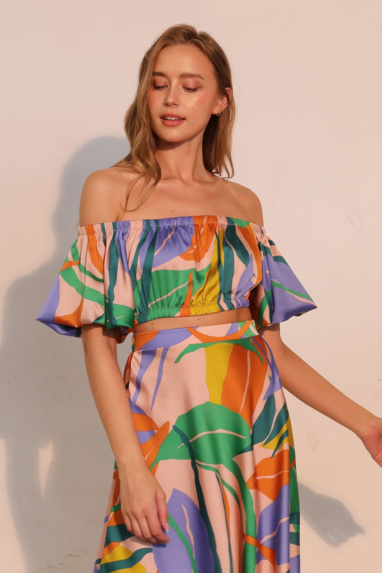 

Укороченный топ Isla Tropical из атласа с объемными рукавами TRUEDAMES, синий