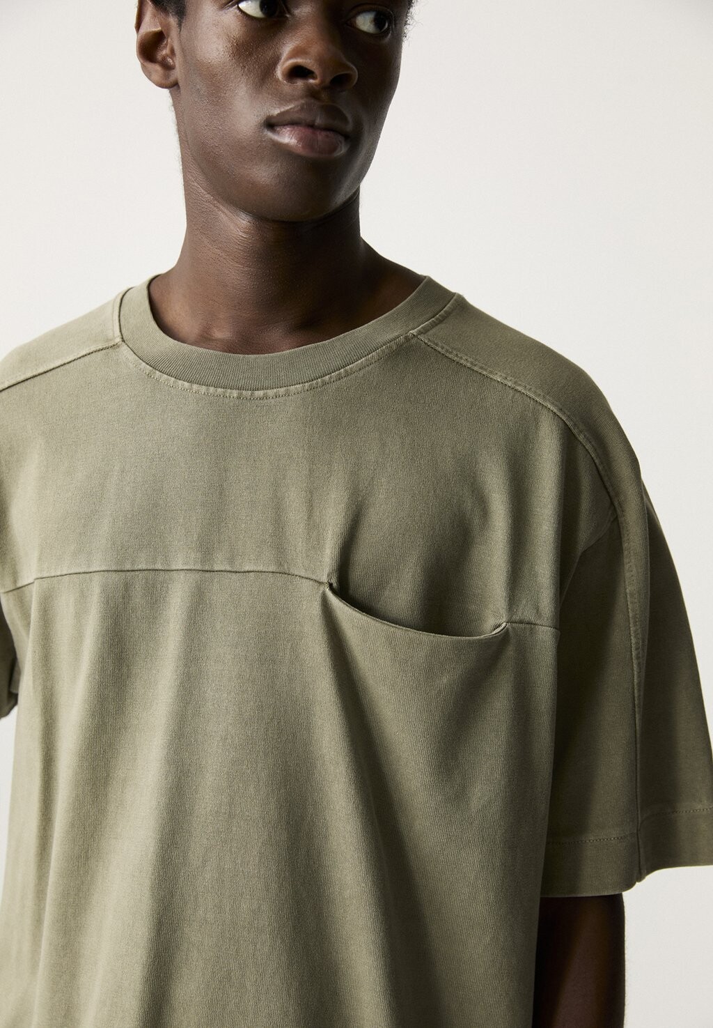 

Базовая футболка BOXY FIT WITH POCKET DETAIL PULL&BEAR, хаки