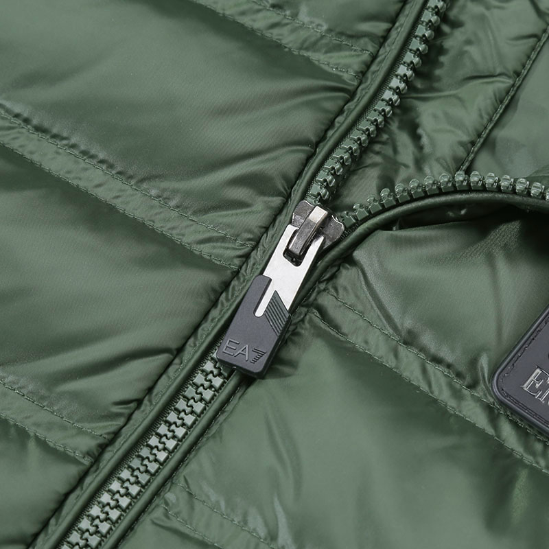 Куртка пуховая EA7 SS24 мужская армейского зеленого цвета EMPORIO ARMANI — фото 4