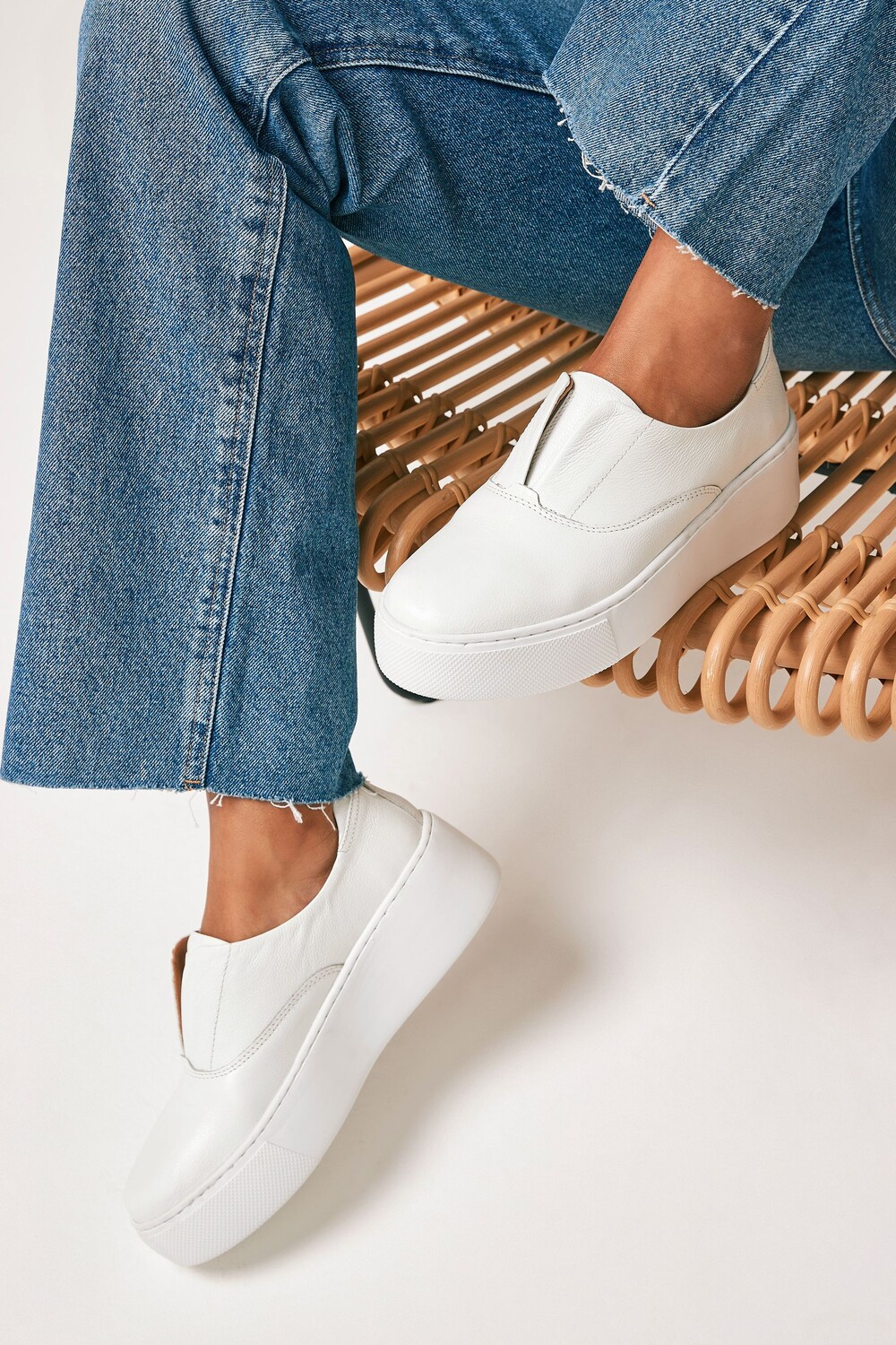 Кожаные спортивные кроссовки на толстой платформе на танкетке Signature Forever Comfort Next, белый