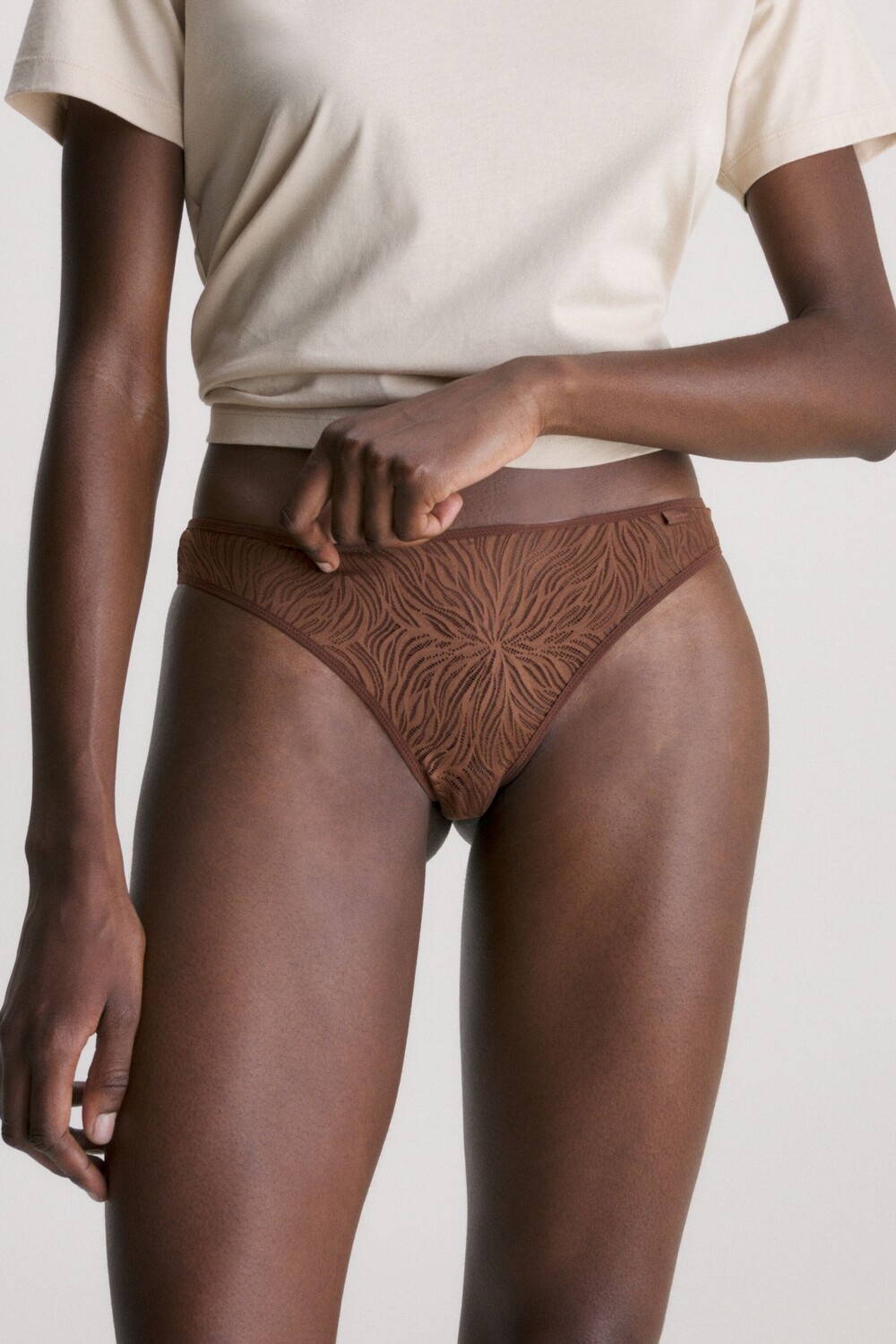 

Прозрачные кружевные стринги цвета nym Marquisette Calvin Klein, бежевый