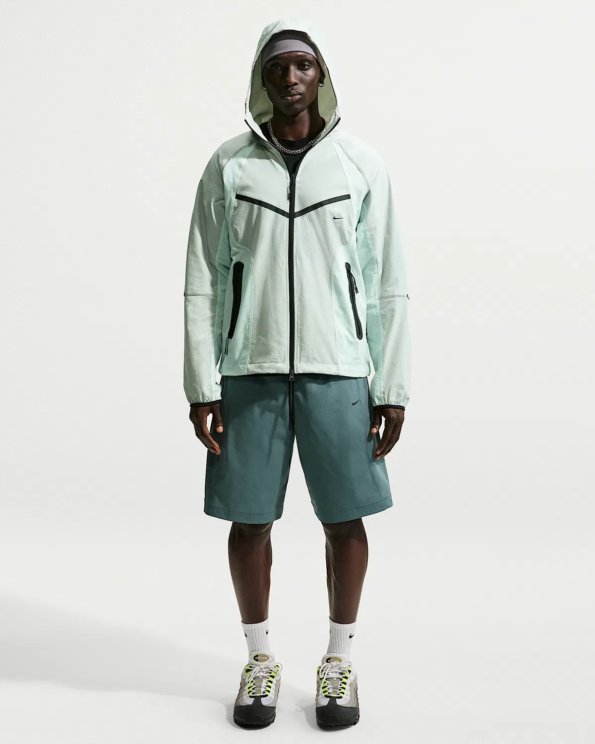 Мужская ветровка Nike Tech Dri-FIT Woven Full-Zip Color-Block Windrunner, Light Silver/Barely Green/Black — фото 4
