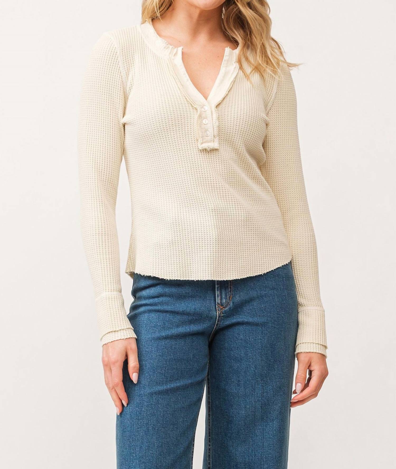 

Топ Luna Thermal Henley в античном белом цвете DEAR JOHN DENIM