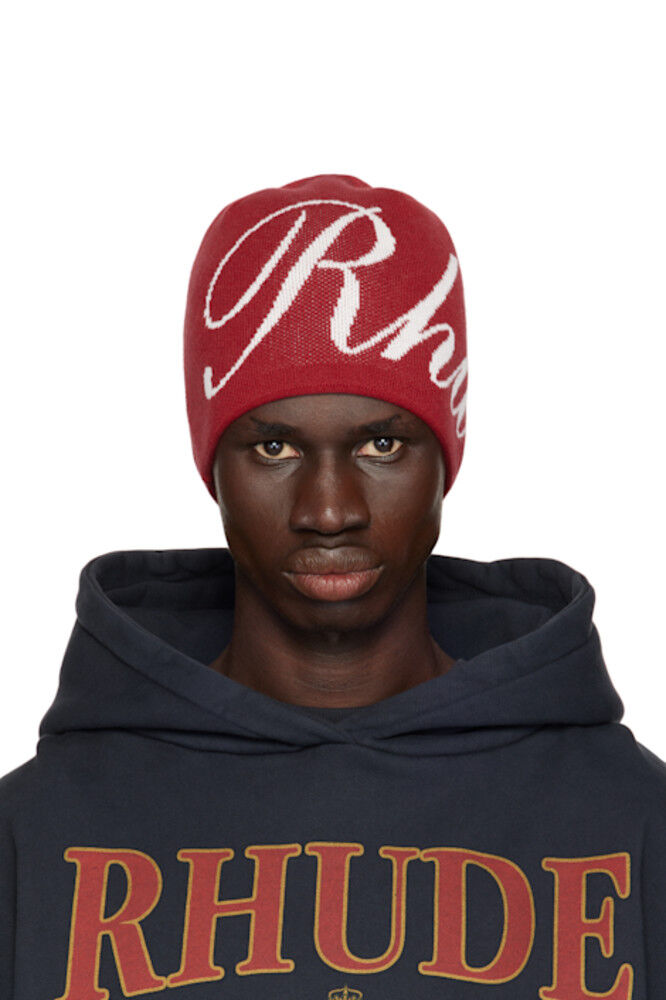 

Красная вязаная шапка с надписью «Rhude»