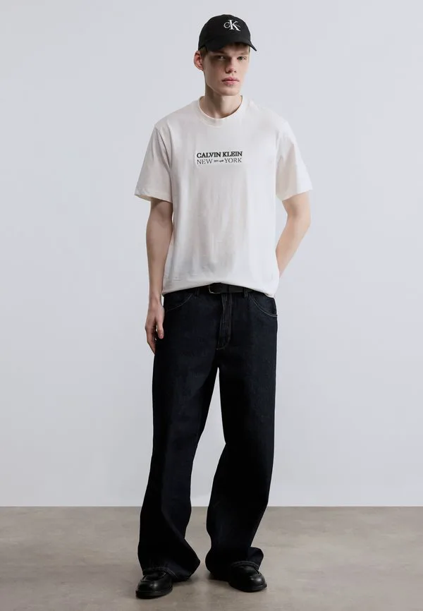 Футболка с графическим принтом 20s ny Calvin Klein, White Greige — фото 2