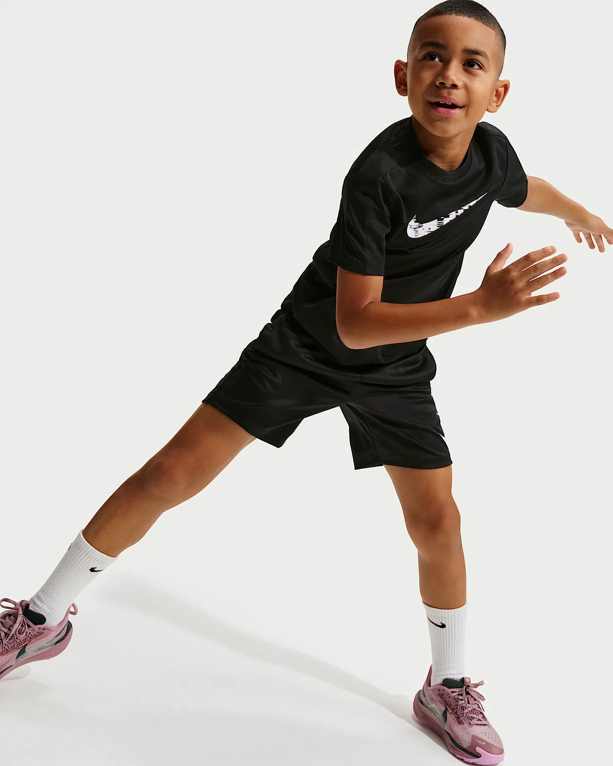 Детская (мальчиковая) футболка Dri-FIT с коротким рукавом Nike Trophy23, Black/Black/White — фото 3
