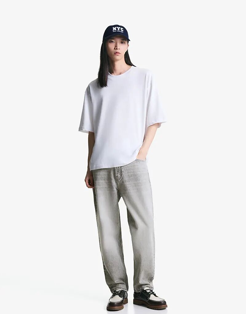 

Джинсы Bershka Tapered свободного кроя светло-серого цвета