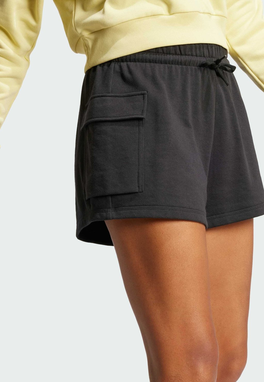 Спортивные шорты ESSENTIALS SMALL LOGO CARGO  adidas Sportswear, черный — фото 4
