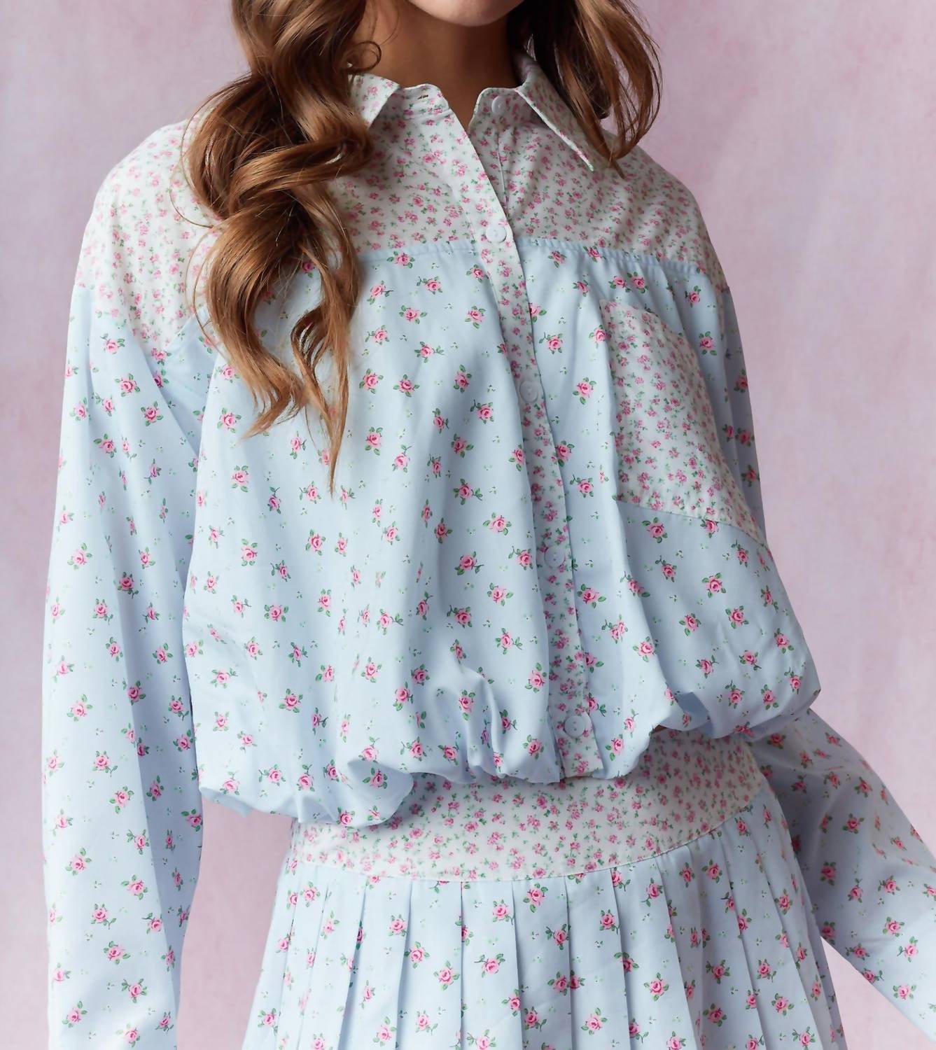 

Синий и белый укороченный топ с цветочным принтом и пышным подолом Peach Love