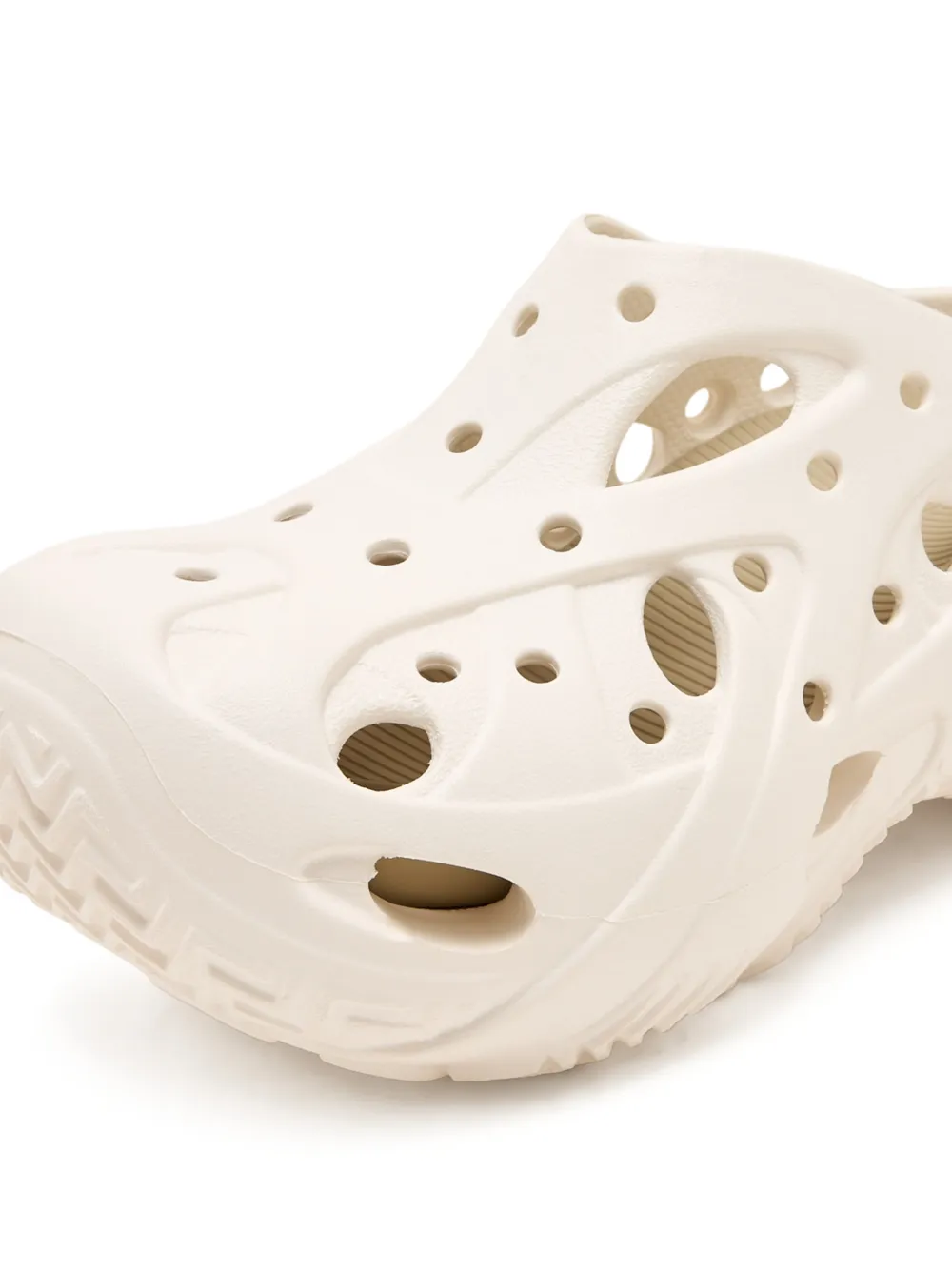 Клоги Caged Crocs, белый — фото 4