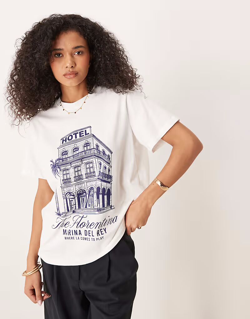 

Футболка ASOS DESIGN прямого кроя с принтом Флорентина кремового цвета