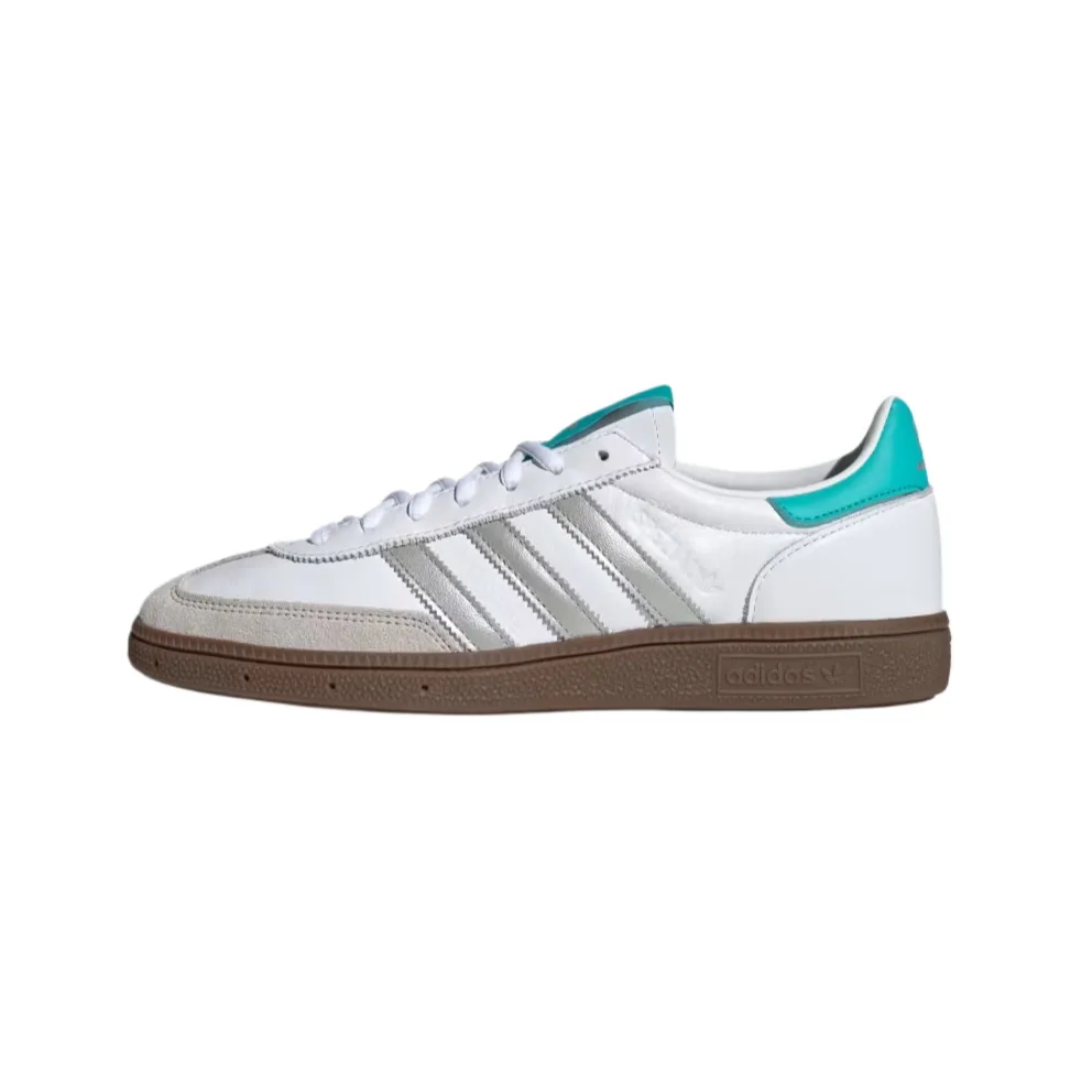 MERCEDES AMG F1 HANDBALL SPEZIAL Low top German Army Trainers мужские Adidas Originals, cloud белый/серебро metal paint/rubber