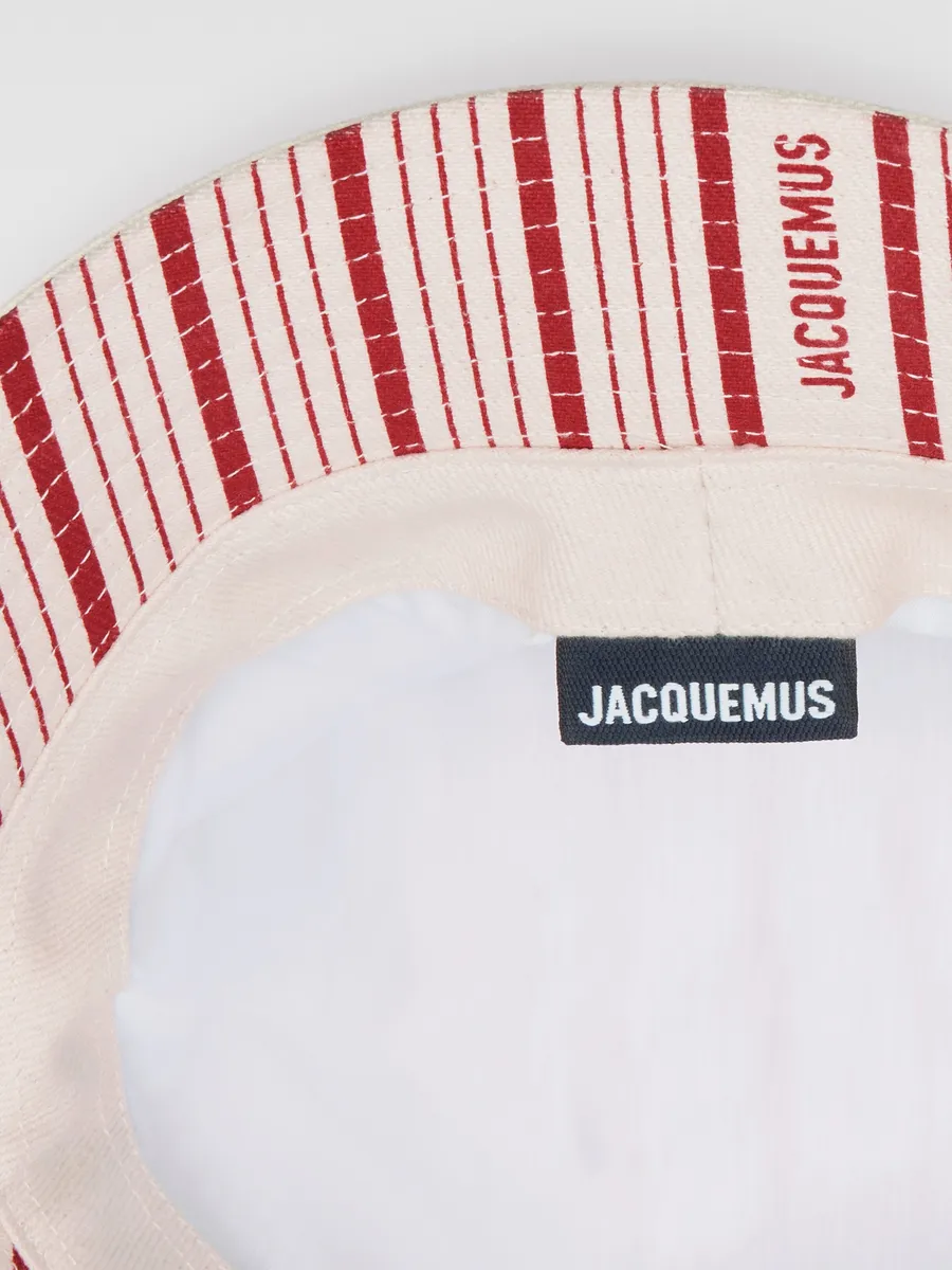 

Завязанная шляпа-ведро Ле Боб Гаджо Jacquemus, кремово-белый/красные полосы