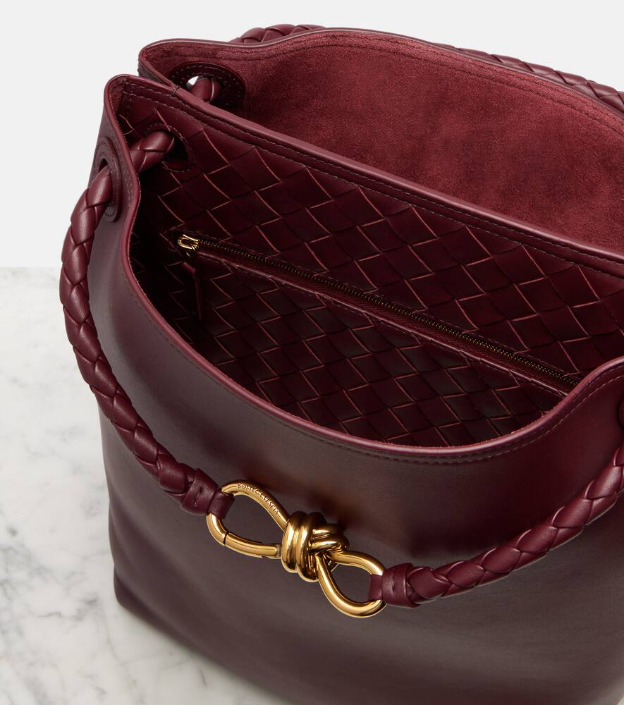Кожаная сумка-ведерко Andiamo Small Bottega Veneta, Barolo-M Brass — фото 3