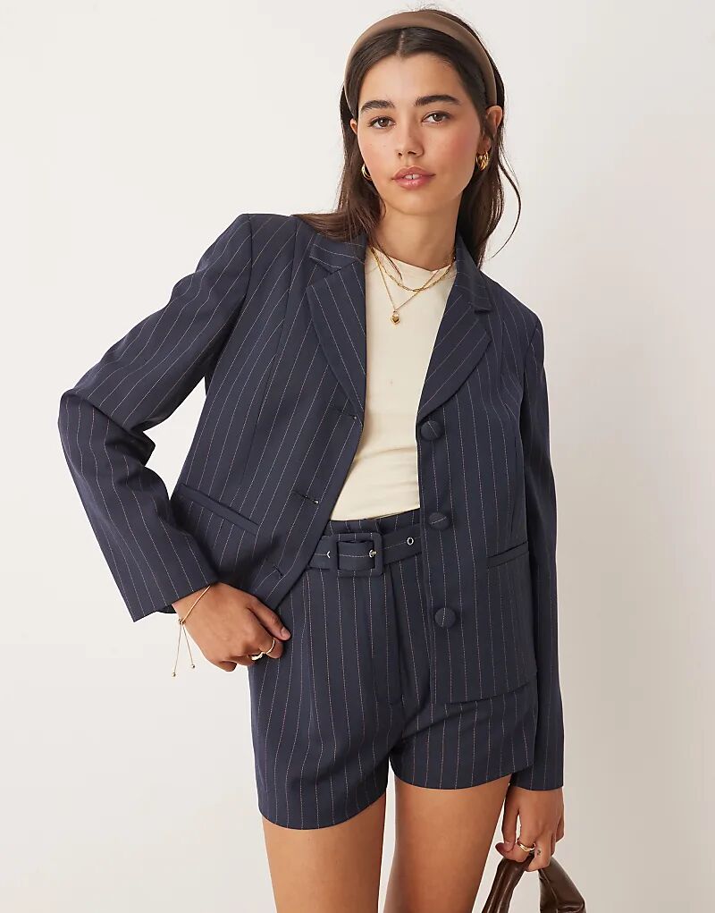 

Приталенный блейзер в тонкую полоску от Miss Selfridge в темно-синем цвете