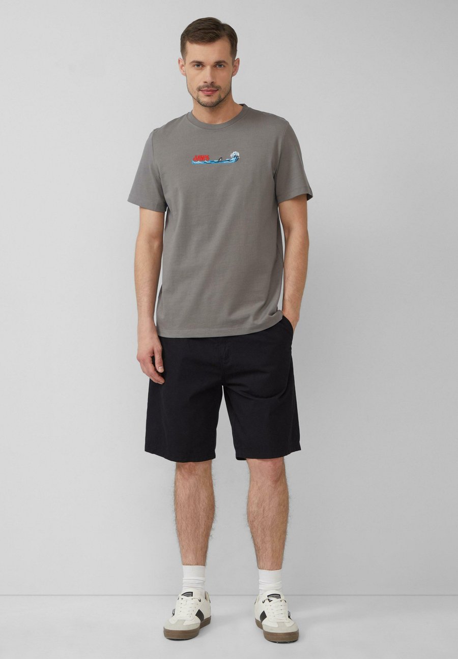 

Футболка s.Oliver AUS HEAVY MIT JAWS UCS LLC ARTWORK, Grau Meliert/Grey, Серый, Футболка s.Oliver AUS HEAVY MIT JAWS UCS LLC ARTWORK, Grau Meliert/Grey