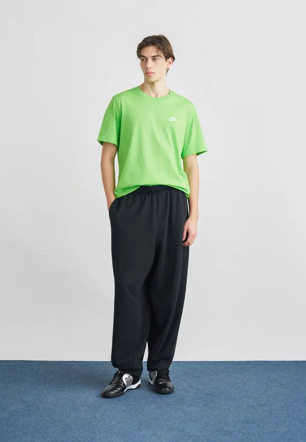 Клубная футболка унисекс базовая футболка Nike Sportswear, Mean Green — фото 2