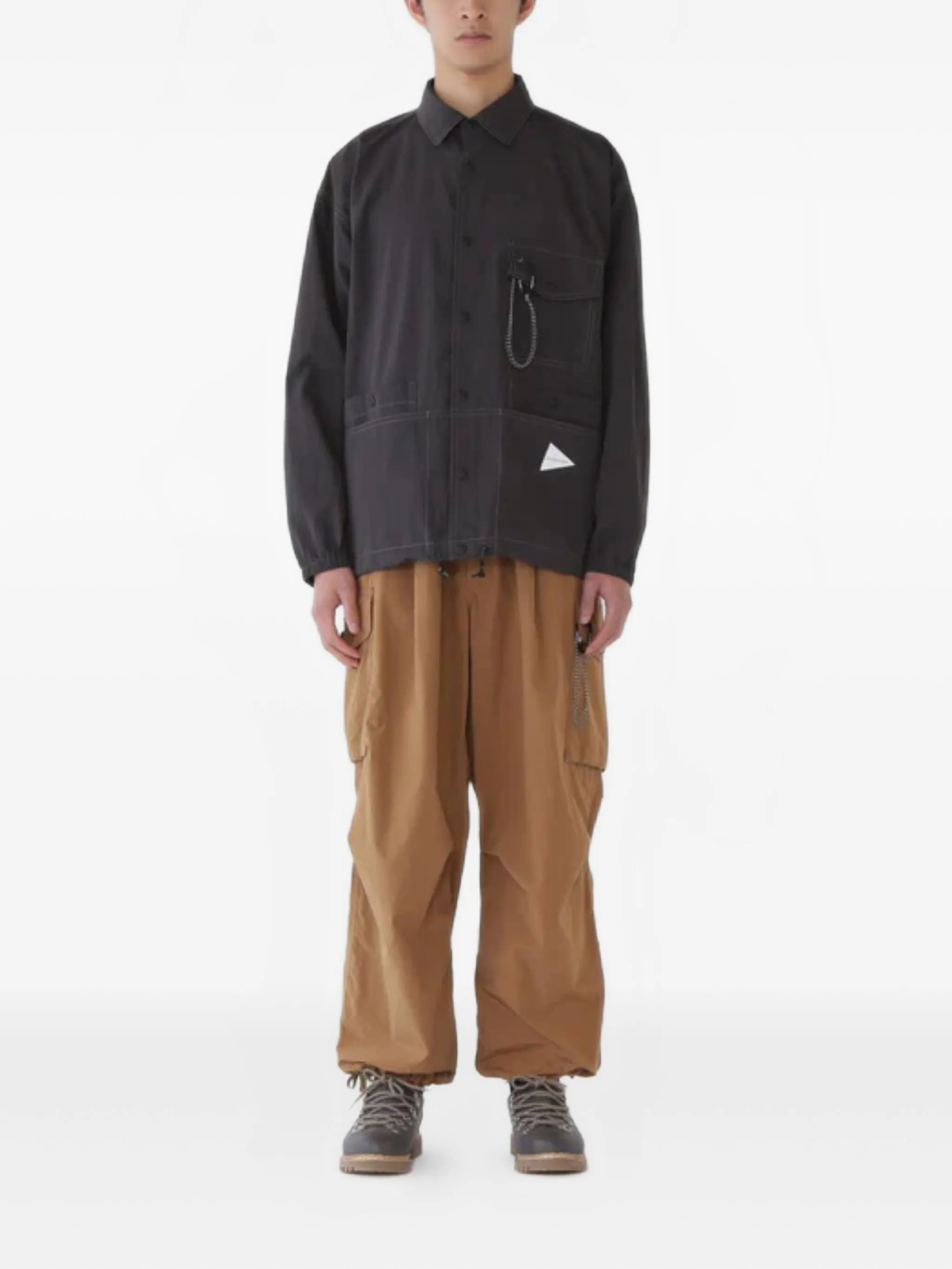 

Рубашка с нагрудным карманом и цепочкой And Wander, черный