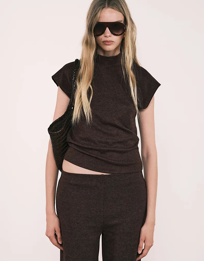 

Мягкий топ Mango Michi без рукавов с высоким воротом, бордового цвета