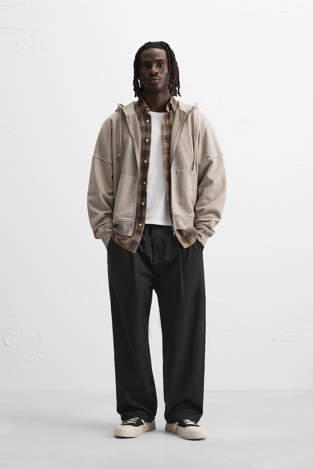 

Свободные брюки со складками ZARA, черный