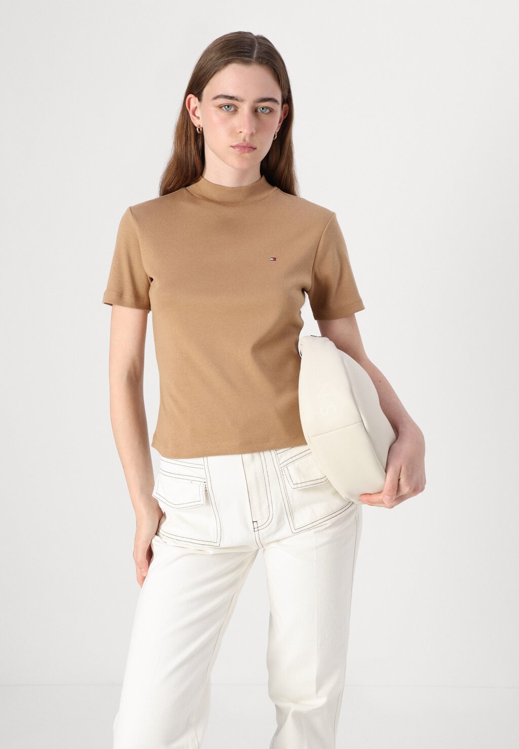 

Базовая футболка SLIM CODY CROP MOCK Tommy Hilfiger, бежевый