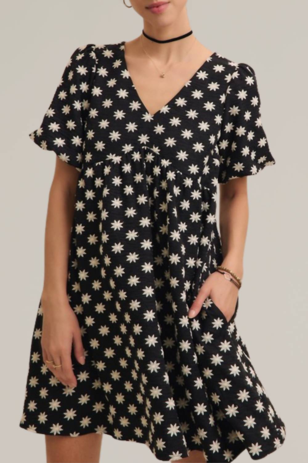 

Черное мини-платье с вышивкой и пышными рукавами In February