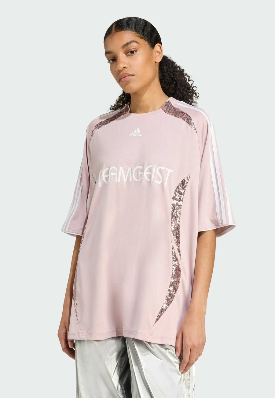 

Футболка Adidas Originals ADILENIUM SEASON 4 TEAMGEIST OVERSIZED, New Rose/Pink, Розовый, Футболка Adidas Originals ADILENIUM SEASON 4 TEAMGEIST OVERSIZED, New Rose/Pink