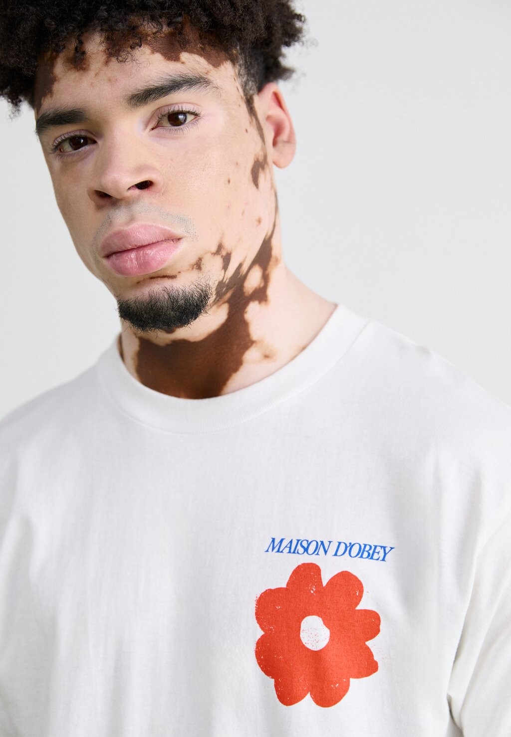 

Футболка с принтом MAISON Obey Clothing, белый