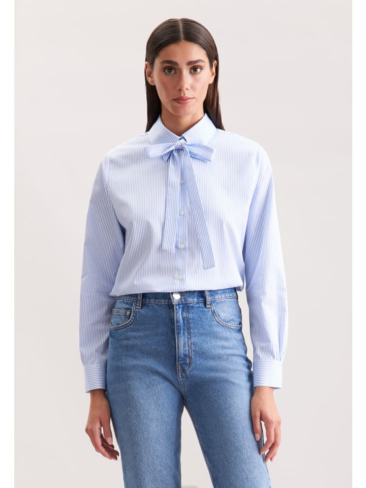 

Расклешенная блузка, стандартного кроя, светло-голубого цвета. Seidensticker