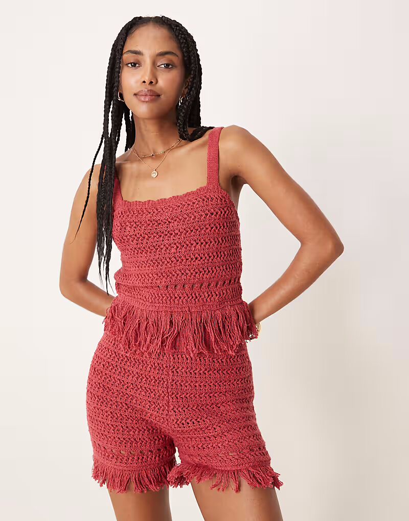 

Вязаный топ на бретелях ASOS DESIGN, связанный крючком, с бахромой по низу, бордового цвета