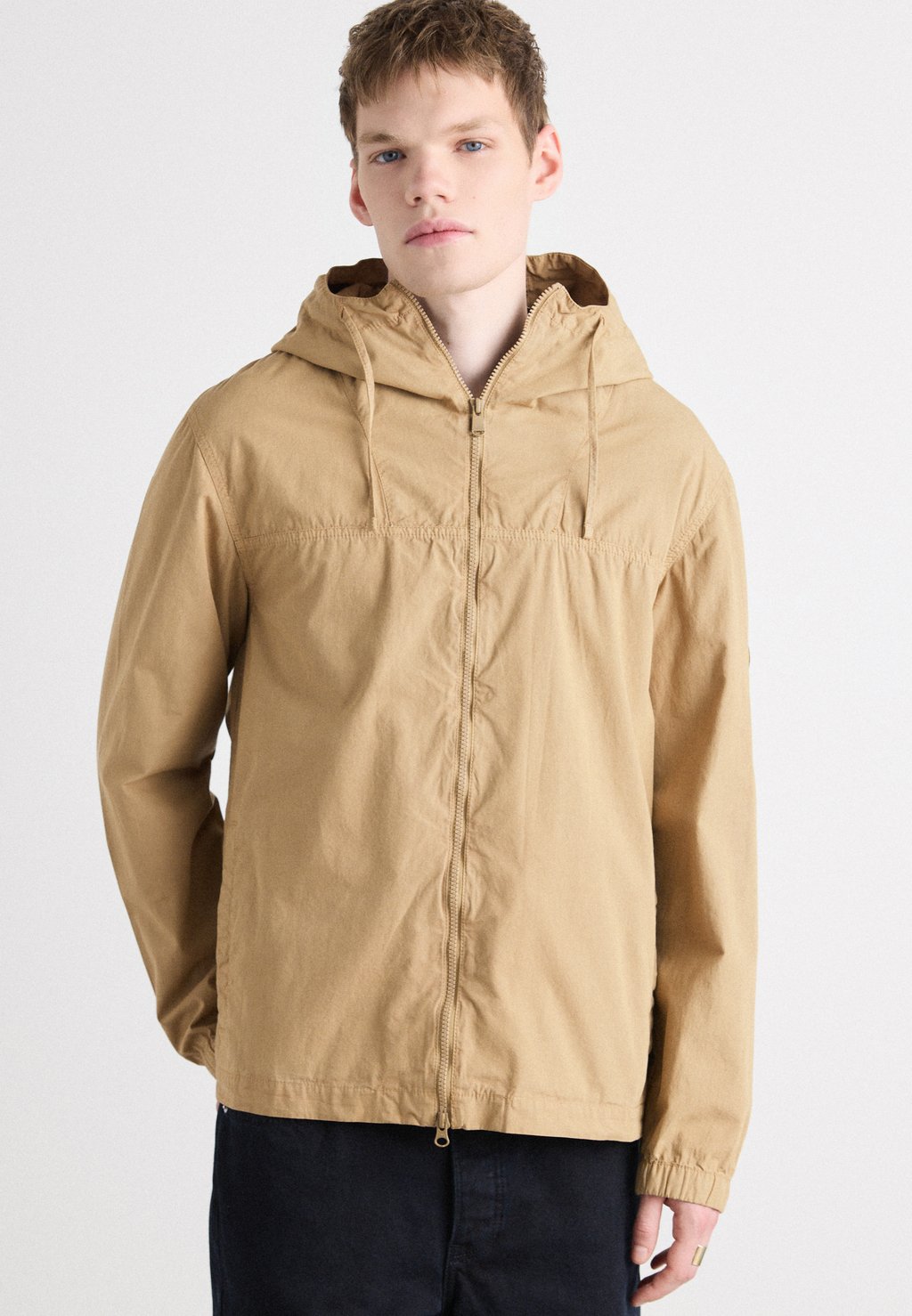 

Летняя куртка BUCKLEY GARMENT DYED Barbour International, бежевый