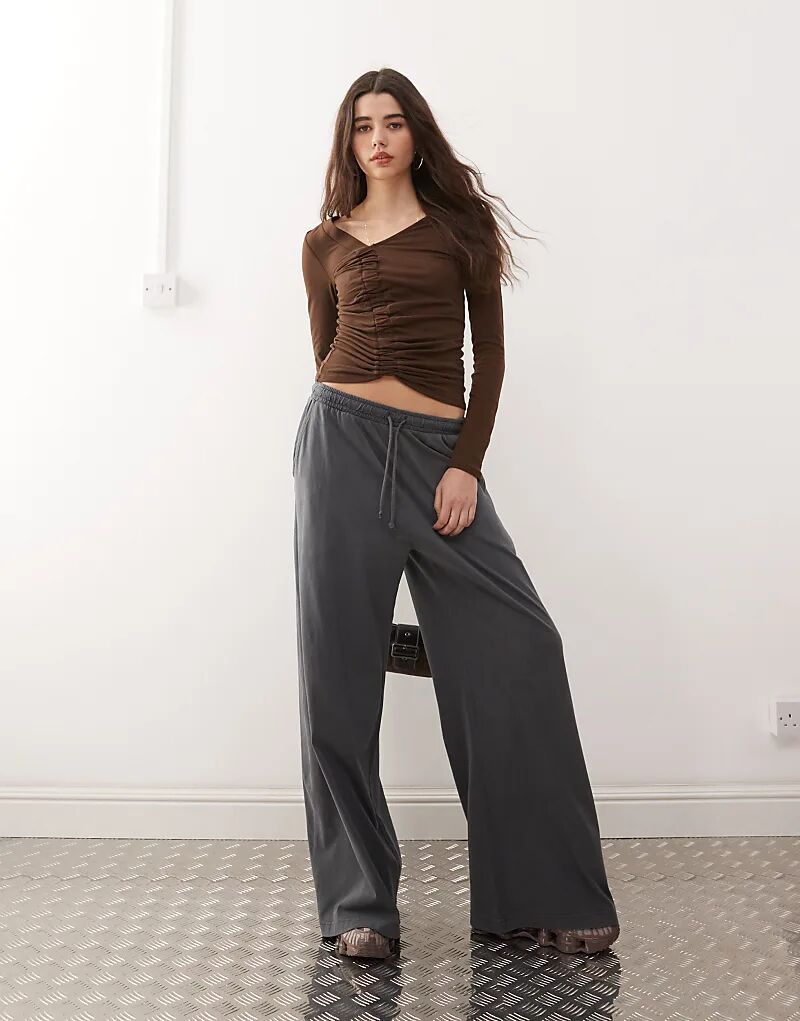 

Легкие спортивные брюки Weekday из джерси с широкими штанинами, цвет «грязно-черный»