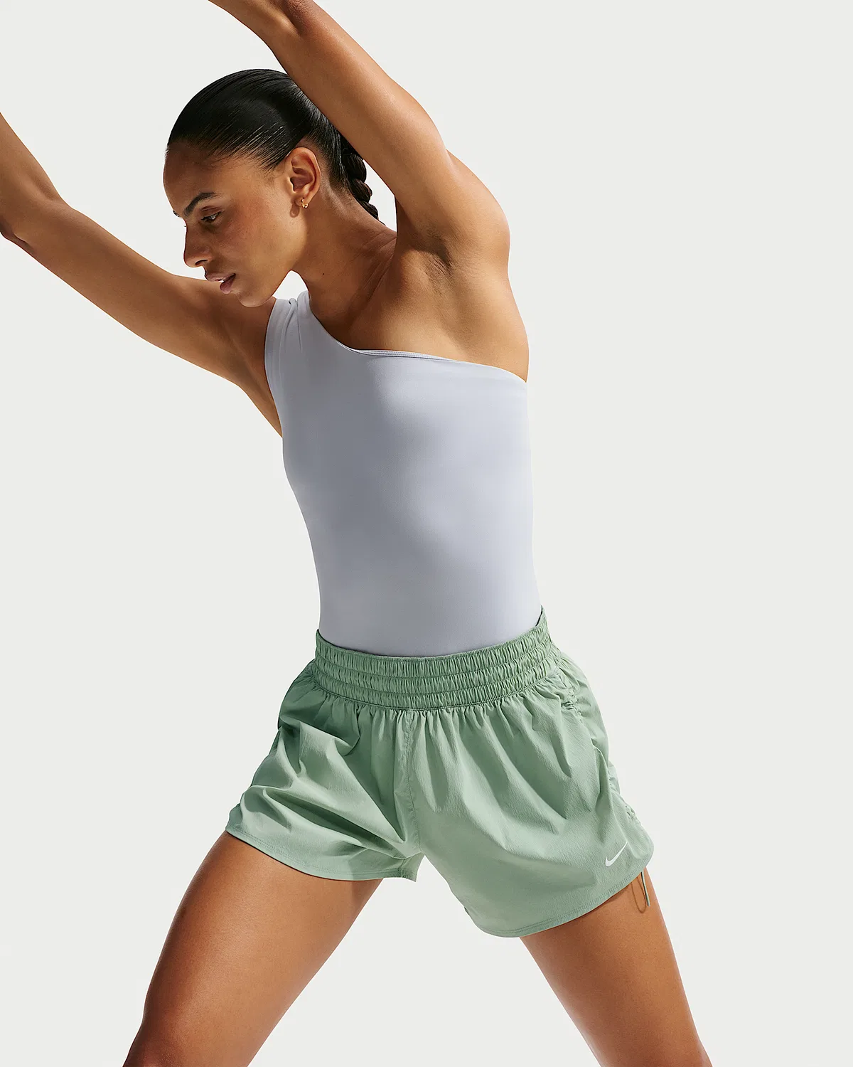 Женские шорты Nike One Dri-FIT с высокой посадкой и вкладышем, длина 5", Steam/White — фото 4