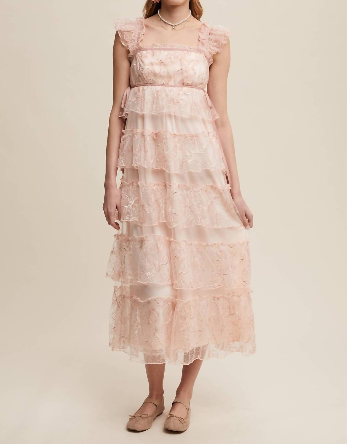 

Нежный кружевной макси-сарафан с цветочной вышивкой в приглушенно-розовом цвете Listicle